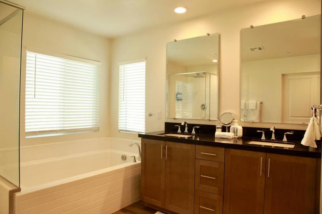Vineyard Poolside Retreat Villa Winchester Exterior photo